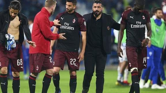 阿斯：巴萨本赛季球场外事务增多，弗里克比上赛季更加情绪化（阿斯报：巴萨本季场外风波增多，弗里克较上赛季更显情绪化）