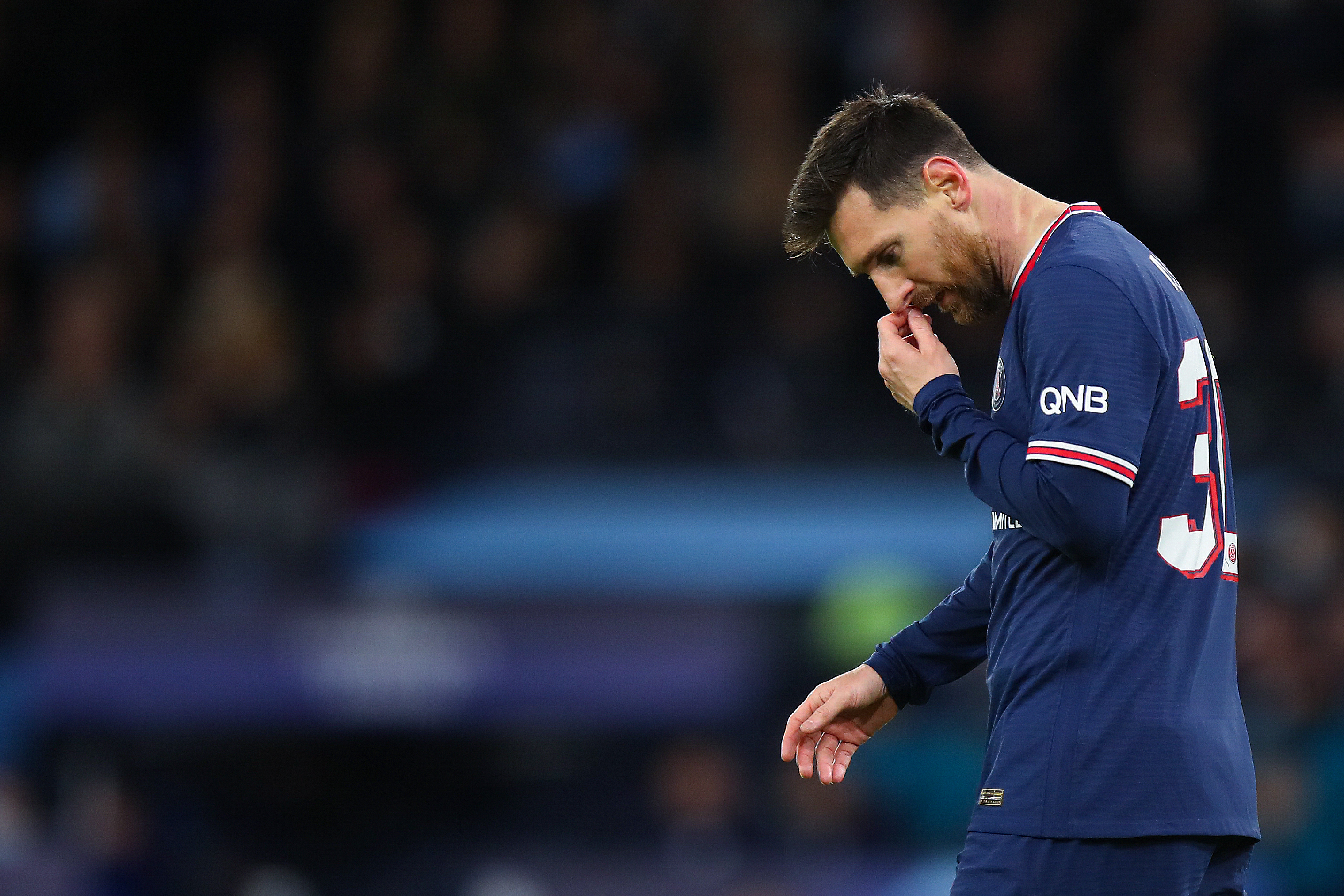 1-1！曼联又栽了：阿莫林打倒数第3连换4防守球员 5轮1胜跌至第8（1-1，曼联再度失分！对阵倒数第三阿莫林连换四名后防，近5轮仅1胜降至第8）