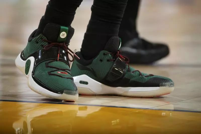 阿劳霍在巴萨已被罚下5次，本世纪仅次于皮克、莫塔和马克斯（阿劳霍在巴萨已5次染红，本世纪仅逊皮克、莫塔与马克斯）