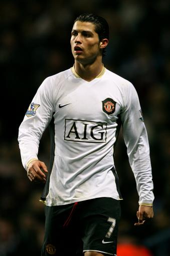 波兰媒体：巴萨、曼城和切尔西考察波兰17岁小将皮图谢夫斯基（波媒称巴萨、曼城、切尔西考察17岁波兰新星皮图谢夫斯基）