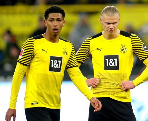 快攻从后场发起一气呵成（后场发动快攻，行云流水）